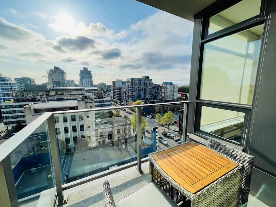 Modern 2 Bedroom Ocean Views Victoria Downtown Free Parking Exterior photo