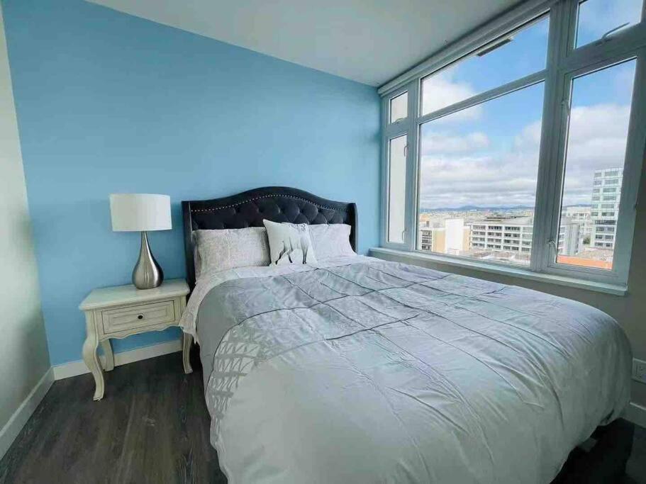 Modern 2 Bedroom Ocean Views Victoria Downtown Free Parking Exterior photo