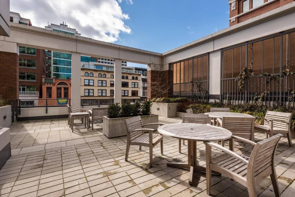 Modern 2 Bedroom Ocean Views Victoria Downtown Free Parking Exterior photo