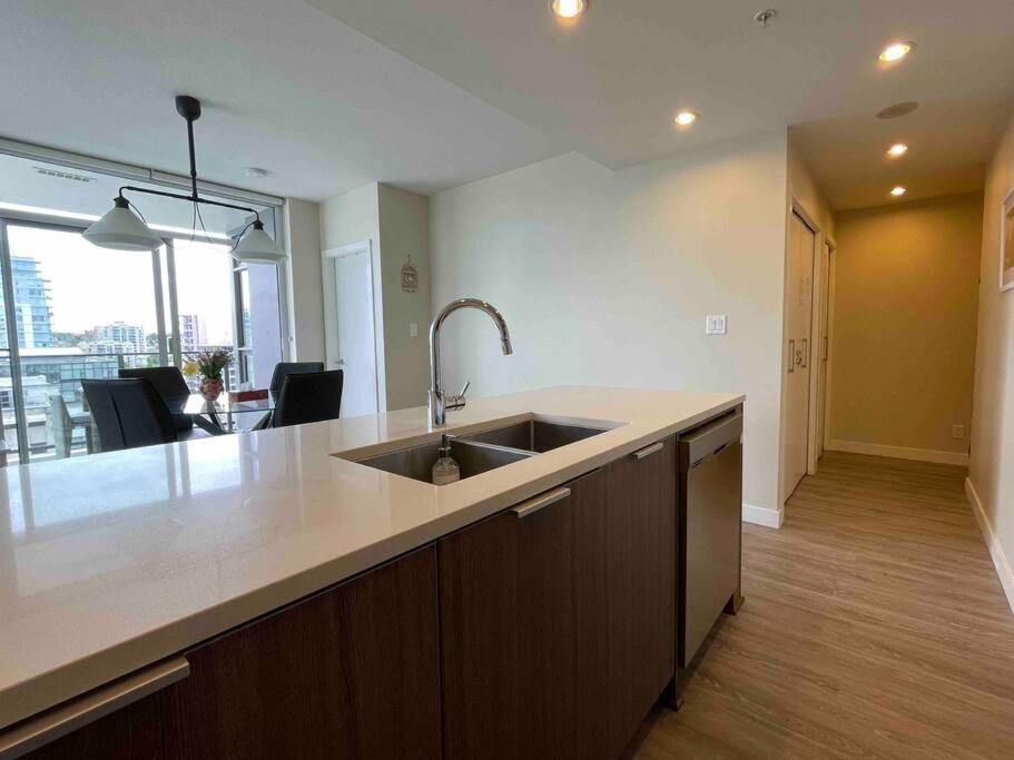Modern 2 Bedroom Ocean Views Victoria Downtown Free Parking Exterior photo