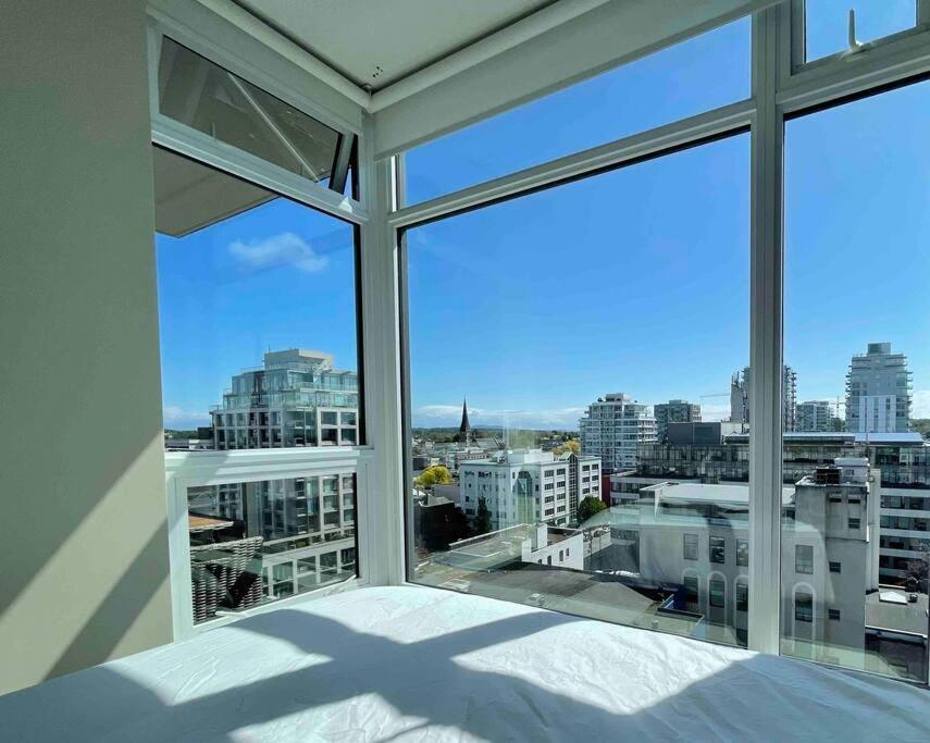 Modern 2 Bedroom Ocean Views Victoria Downtown Free Parking Exterior photo
