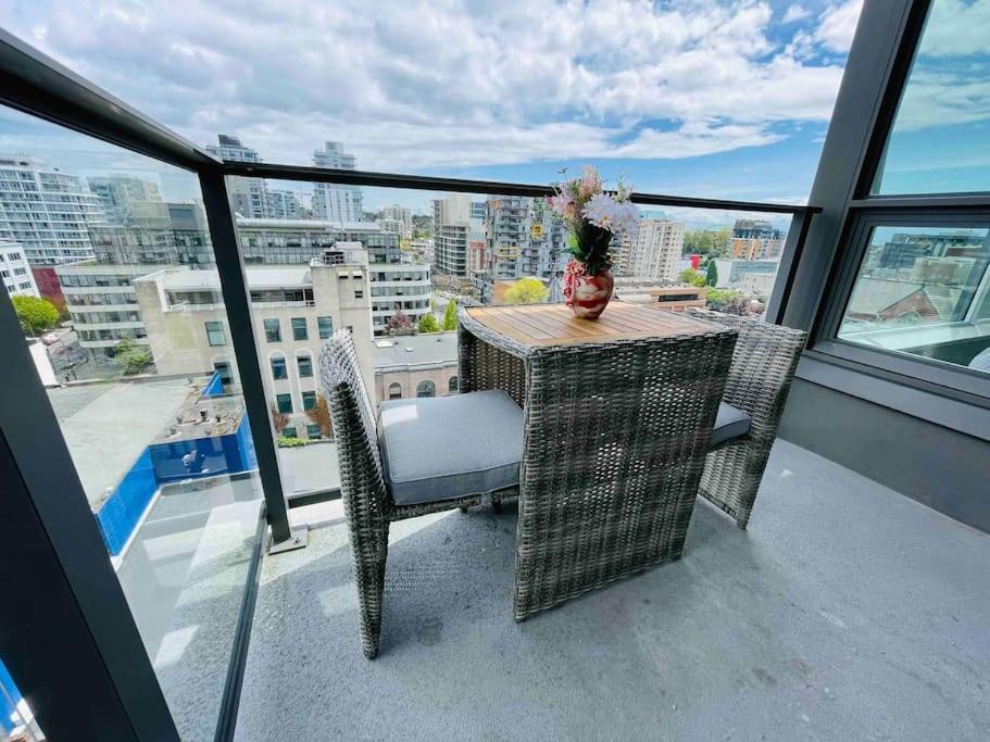 Modern 2 Bedroom Ocean Views Victoria Downtown Free Parking Exterior photo