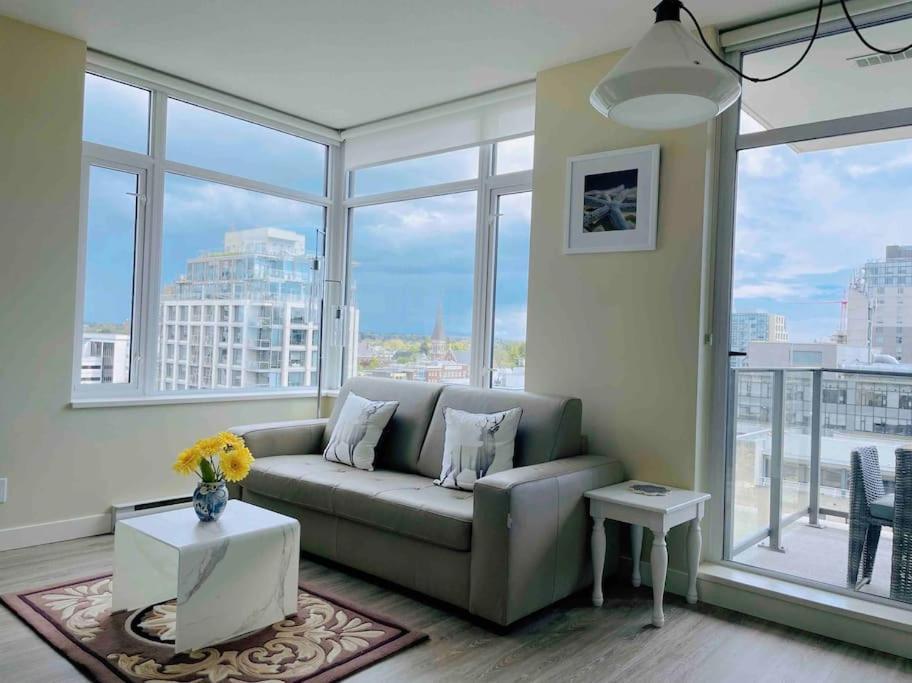 Modern 2 Bedroom Ocean Views Victoria Downtown Free Parking Exterior photo