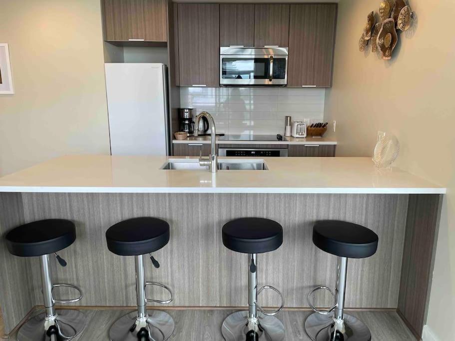 Modern 2 Bedroom Ocean Views Victoria Downtown Free Parking Exterior photo